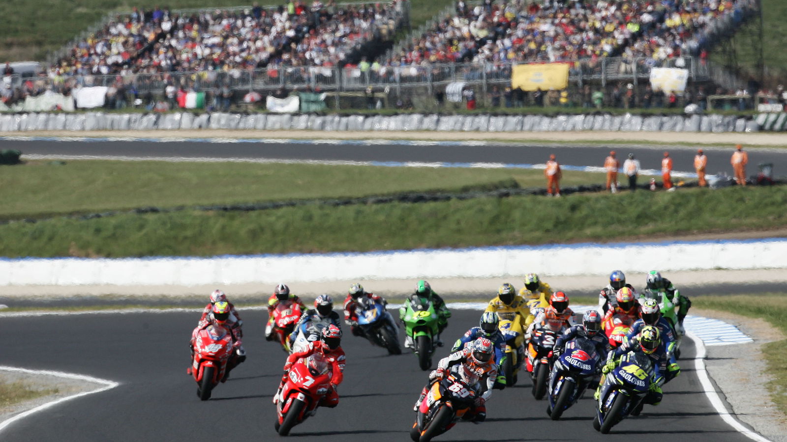 Hayden leads Rossi, Checa etc at start, Australian MotoGP race, 2005
