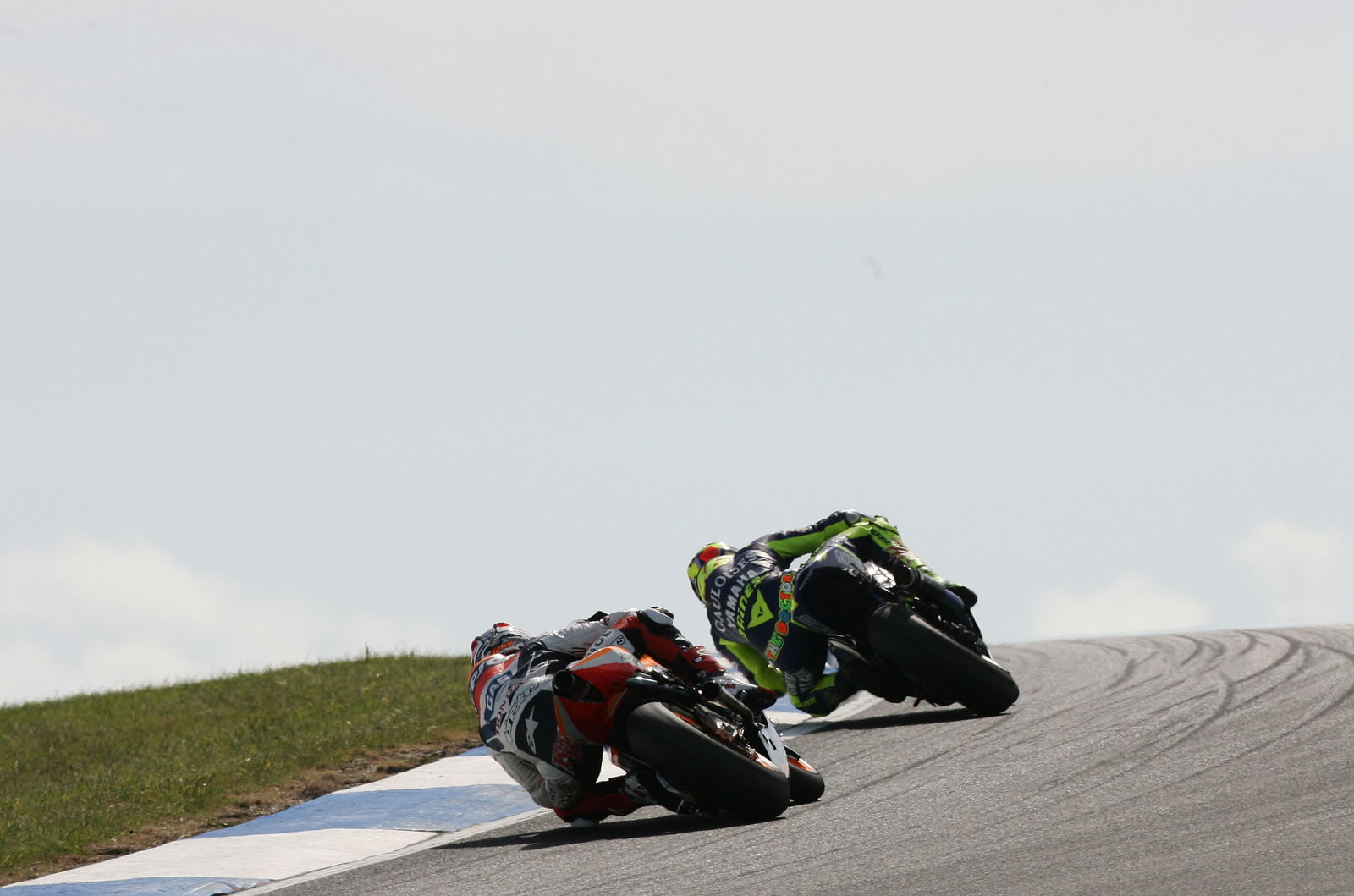Rossi and Hayden head over lukey heights, Australian MotoGP race, 2005