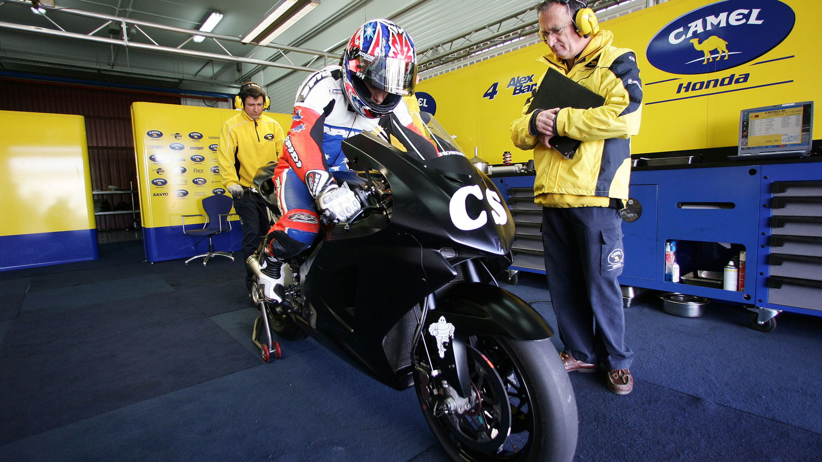Stoner leaves Honda Pons pits on RCV debut, Valencia MotoGP tests, November 2005