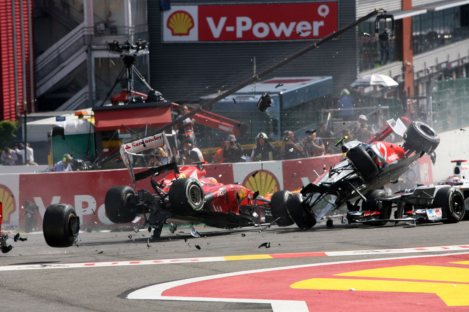 02.09.2012- Race, Start of the race, Crash, Fernando Alonso (ESP) Scuderia Ferrari F2012 and Lewis H