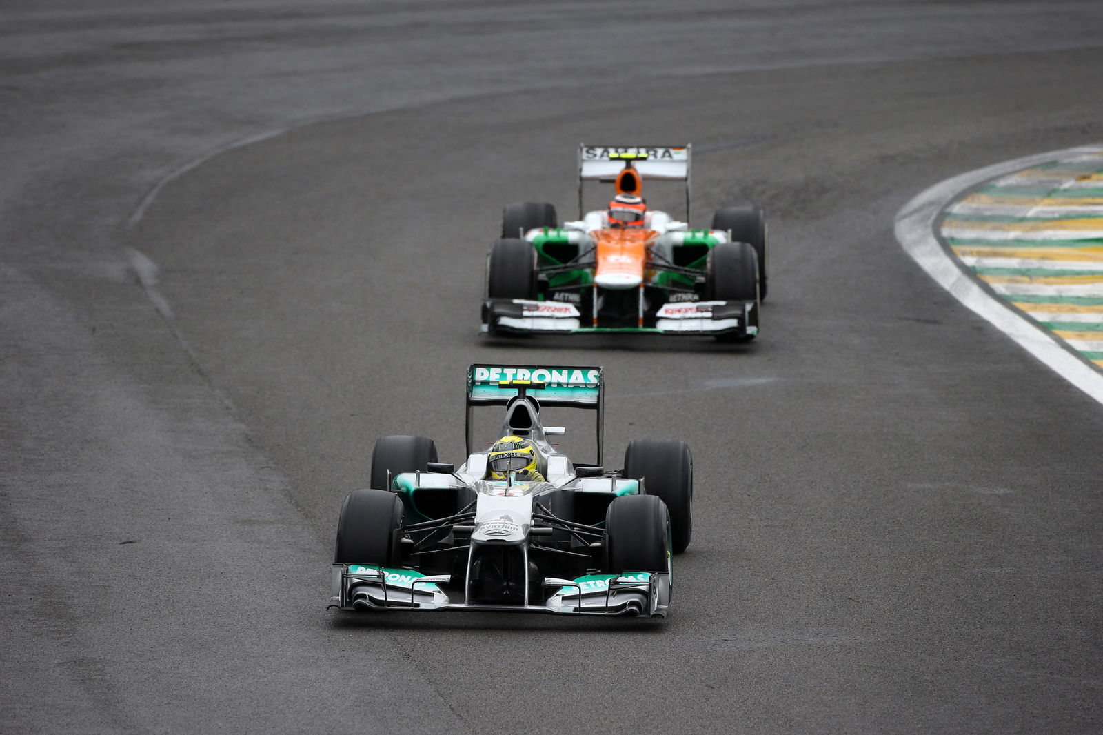 25.11.2012- Race, Nico Rosberg (GER) Mercedes AMG F1 W03 leads Nico Hulkenberg (GER) Sahara Force In