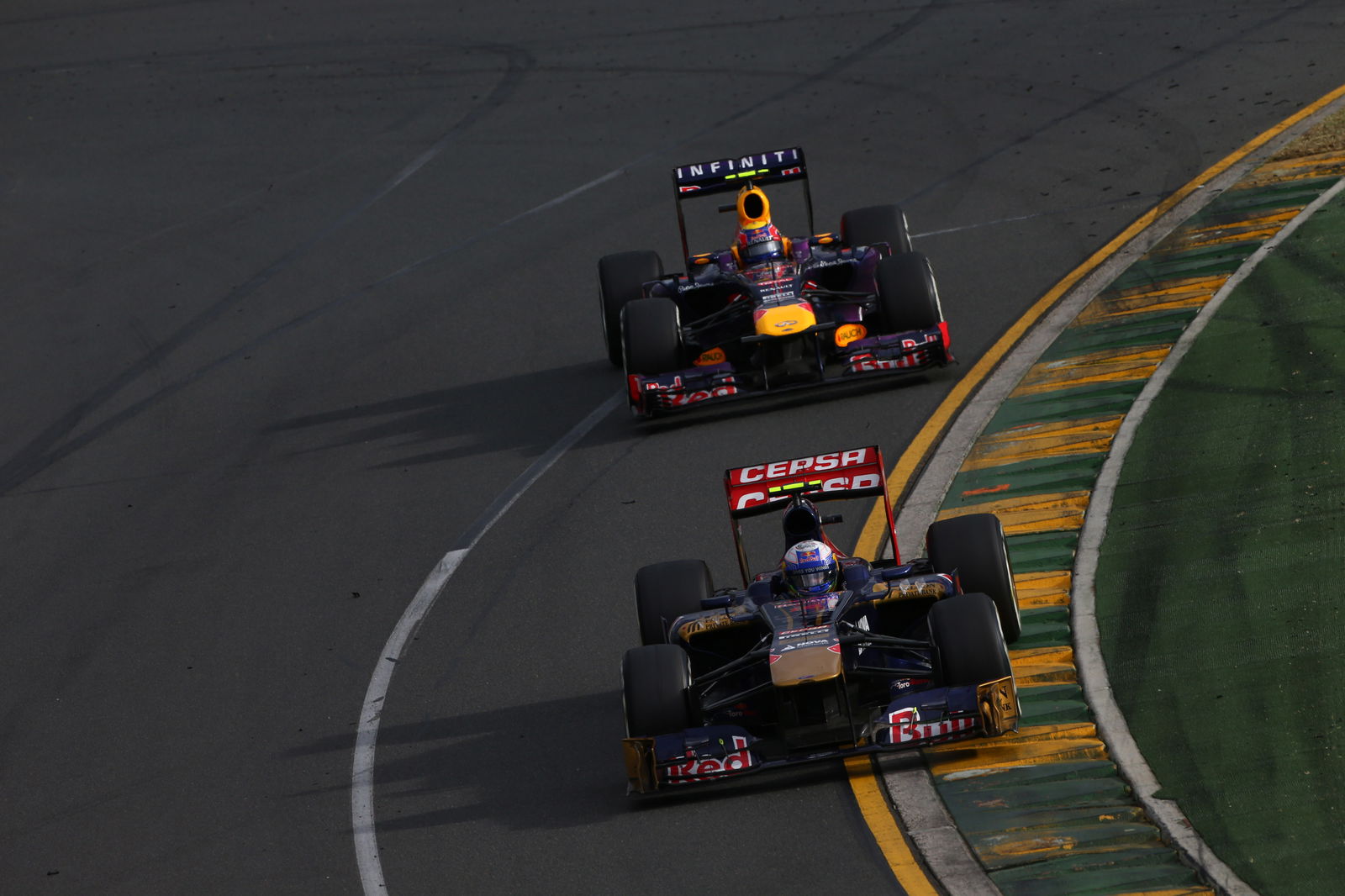 17.03.2013- Race,Daniel Ricciardo (AUS) Scuderia Toro Rosso STR8 leads Mark Webber (AUS) Red Bull R