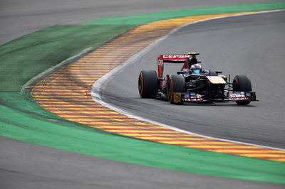 Lewis Hamilton (GBR) Mercedes AMG F1 W12 dan Pierre Gasly (FRA) AlphaTauri AT02.