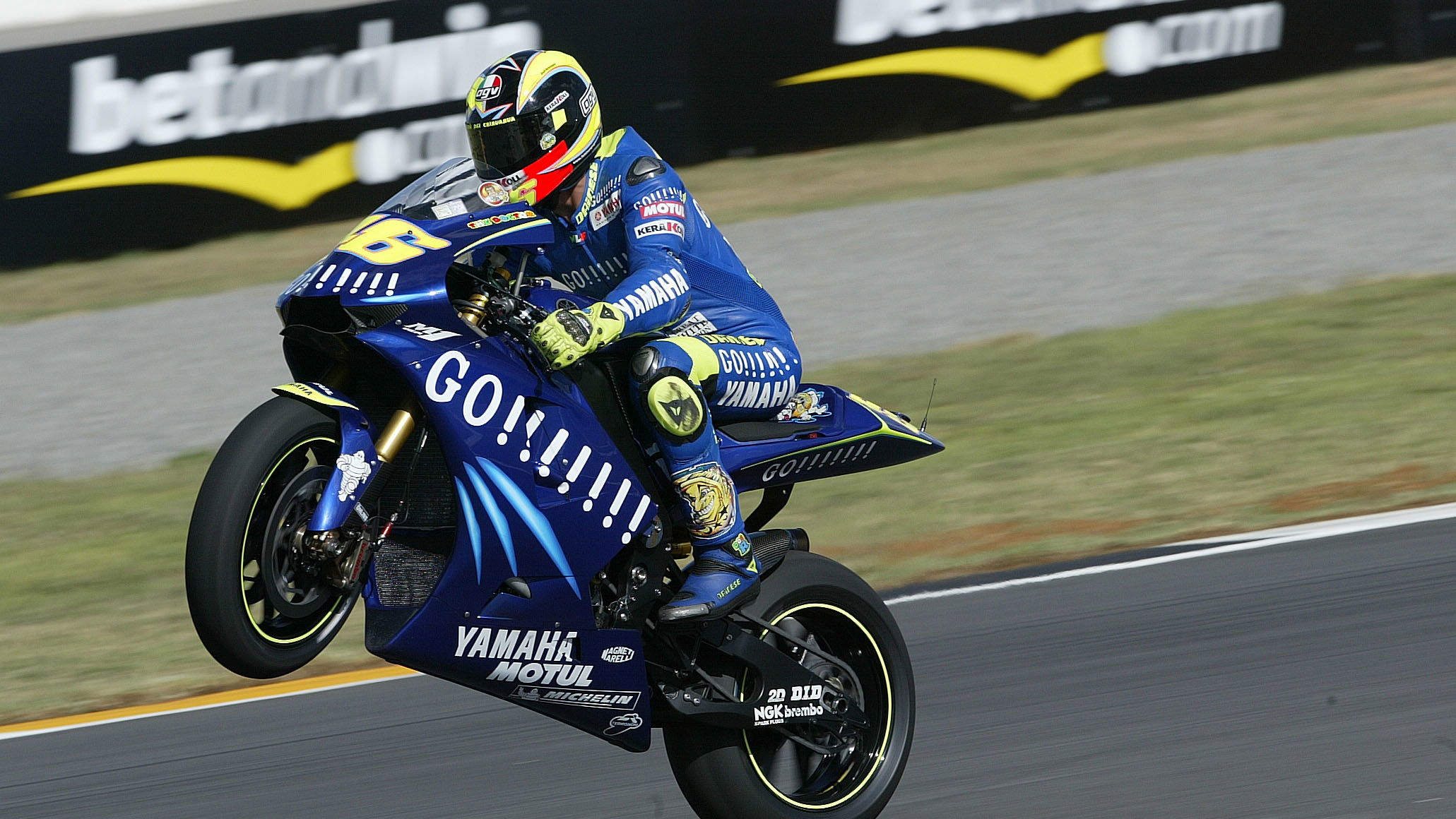 Rossi wheelies, South African MotoGP, 2004
