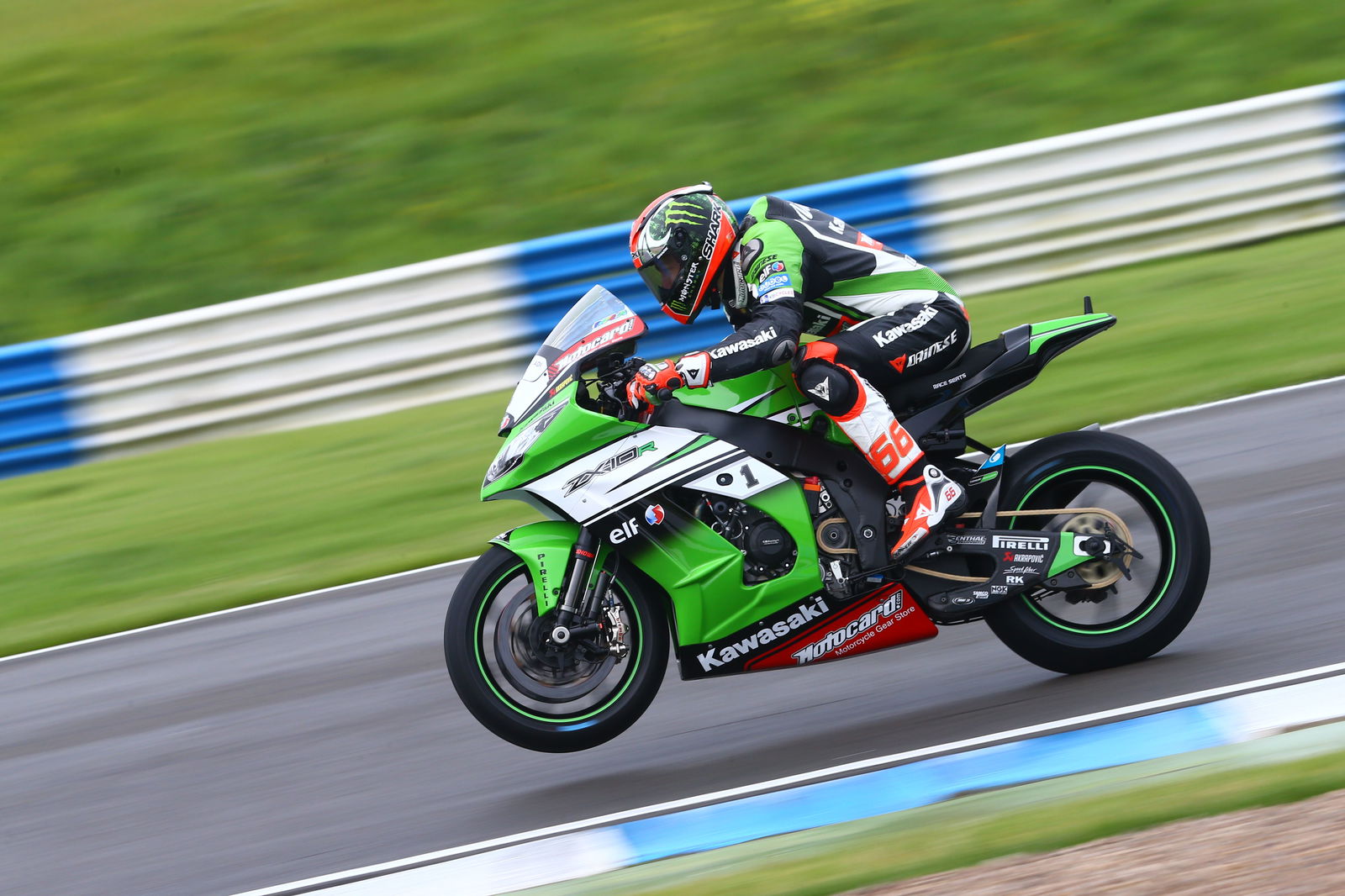 PICS: Baz takes down team-mate Sykes