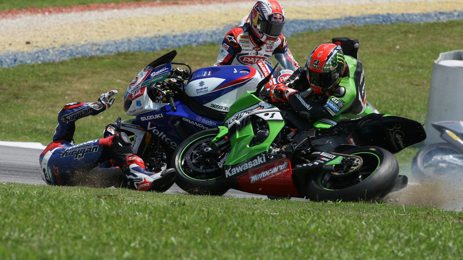 PICS: Baz takes down team-mate Sykes