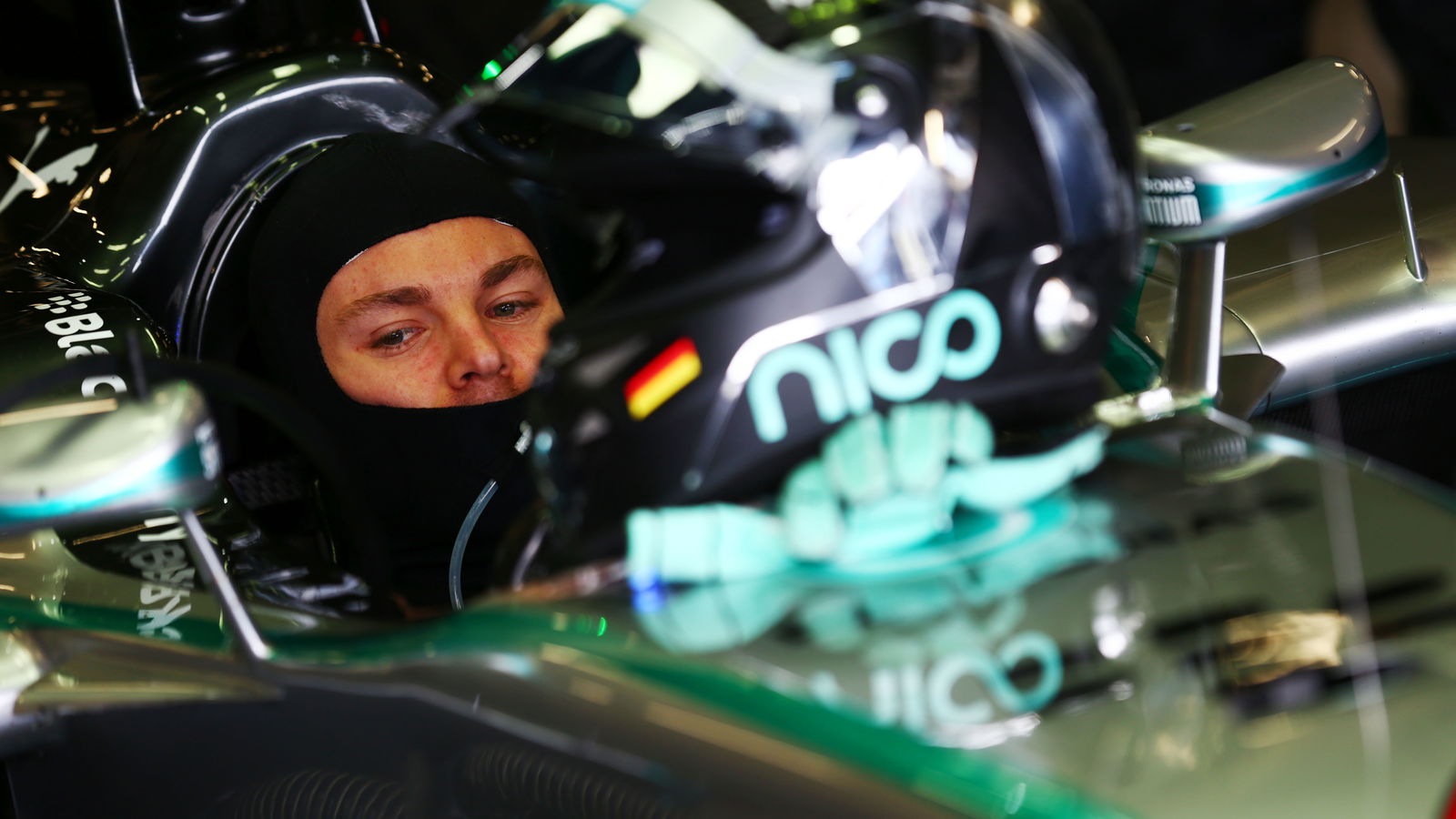 Rosberg 'wants to share' data with Hamilton
