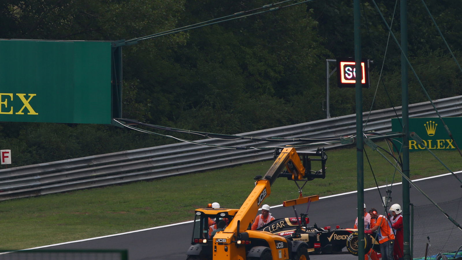 Grosjean crashes while warming tyres