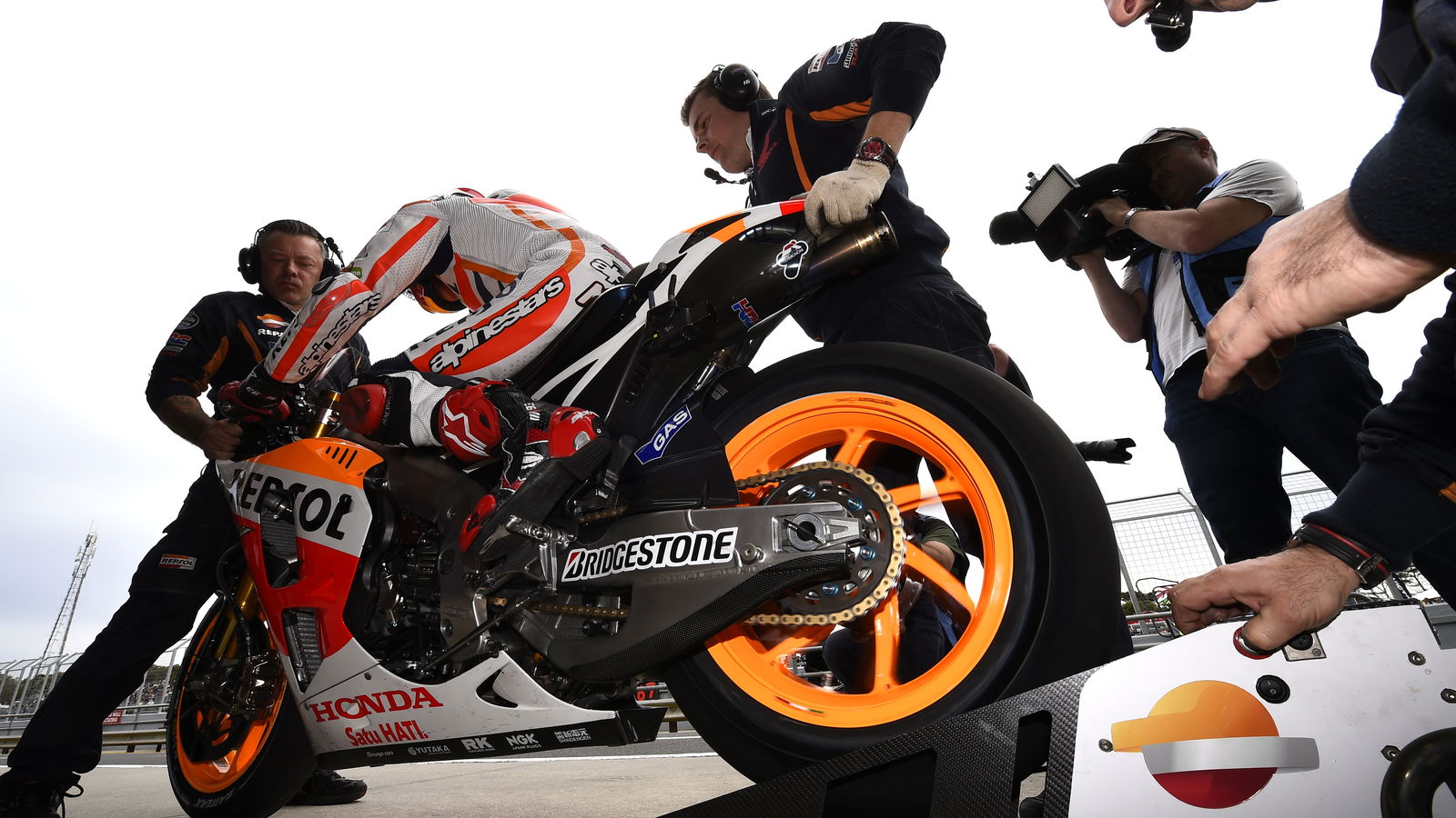 Bridgestone defends asymmetric tyre, will offer again