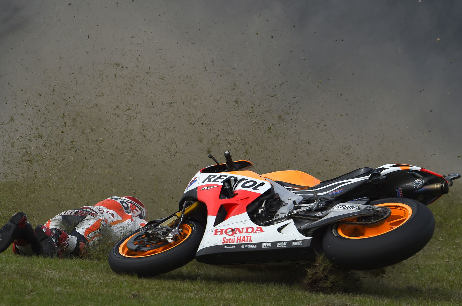 Bridgestone defends asymmetric tyre, will offer again