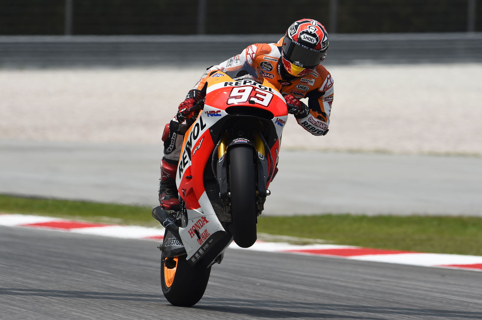 Espargaro fighting to race after foot fracture