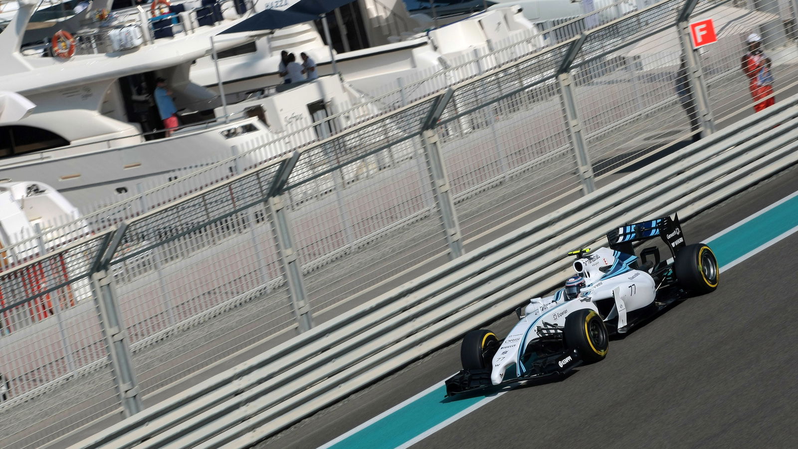 Williams 'tried something different' with sidepod