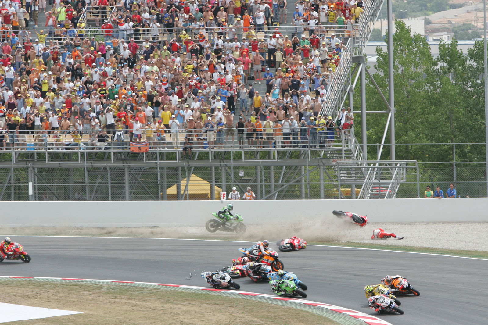 First corner crash, Catalunya MotoGP Race 2006