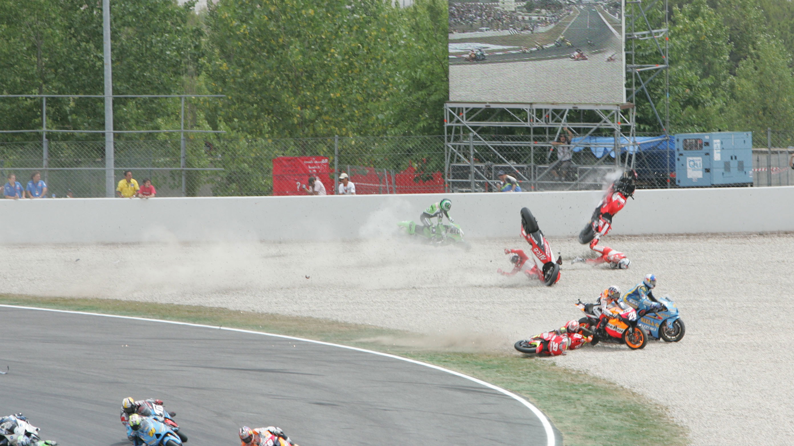 First corner crash, Catalunya MotoGP Race 2006