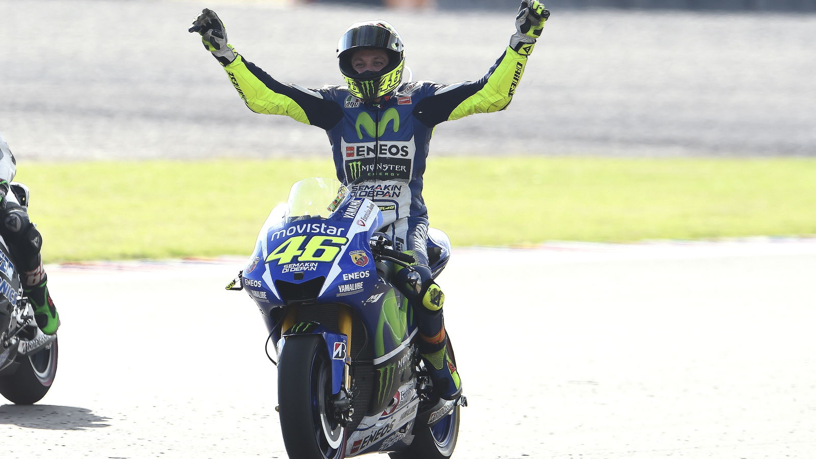 Rossi rules as Marquez crashes on penultimate lap