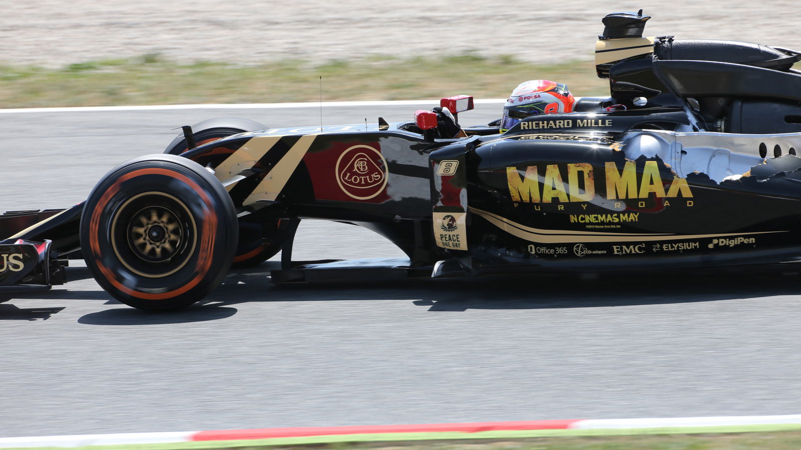 Grosjean starts weekend with an 'explosion'