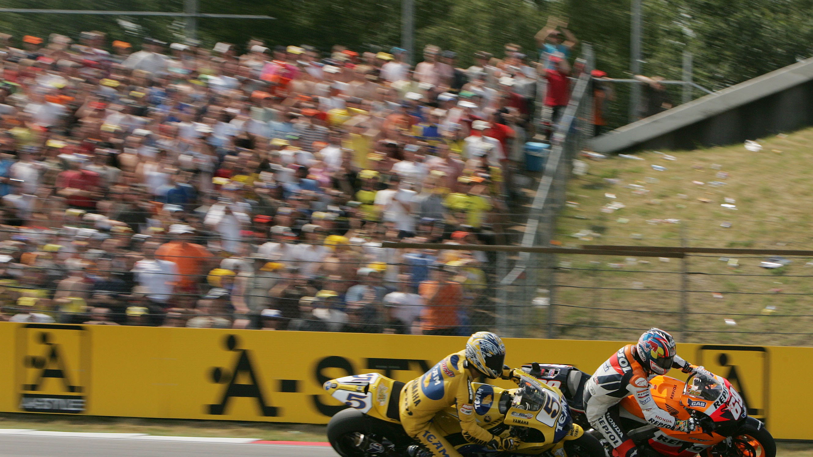 Edwards and Hayden last corner, Dutch MotoGP Race 2006