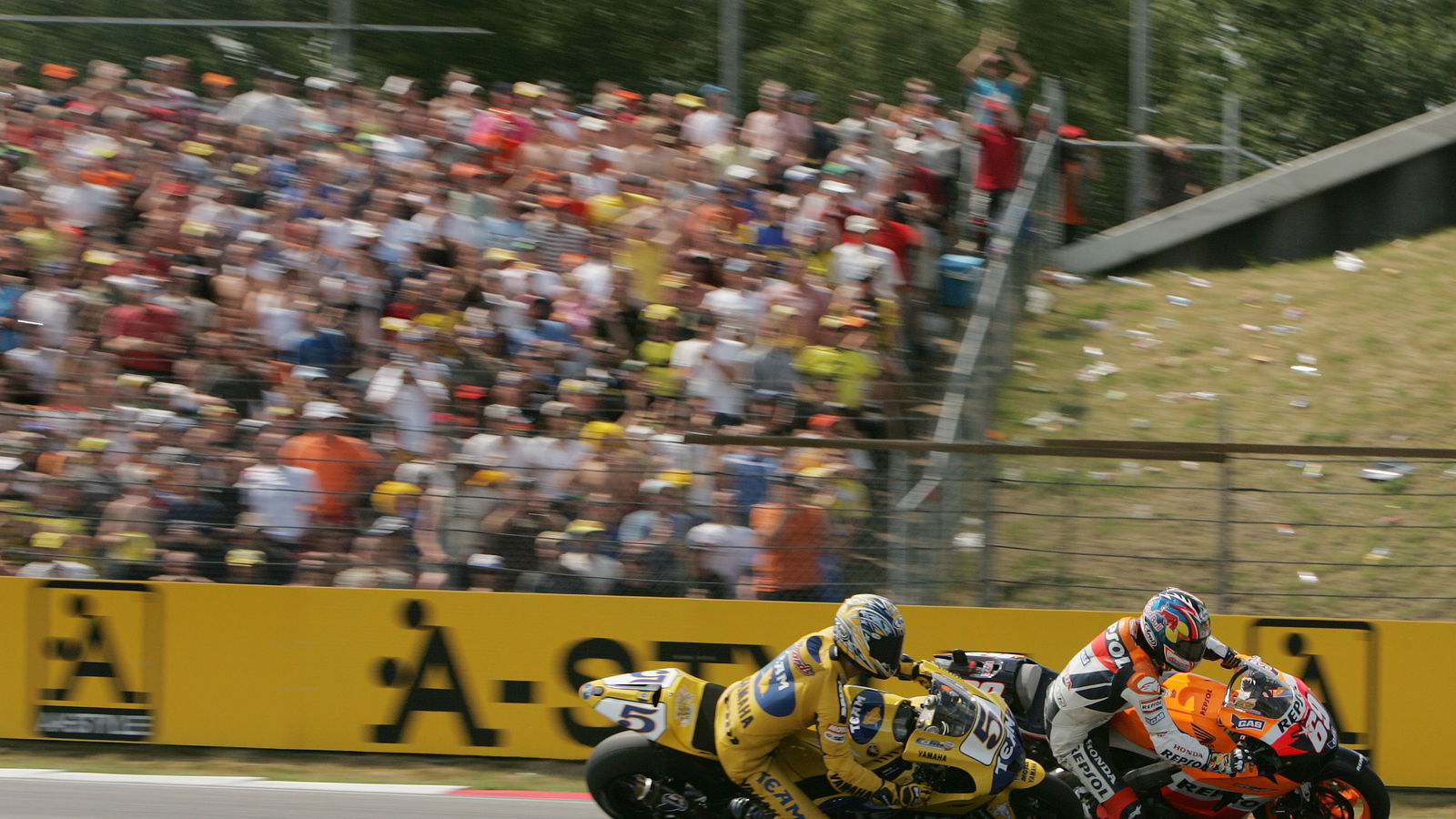 Edwards and Hayden last corner, Dutch MotoGP Race 2006