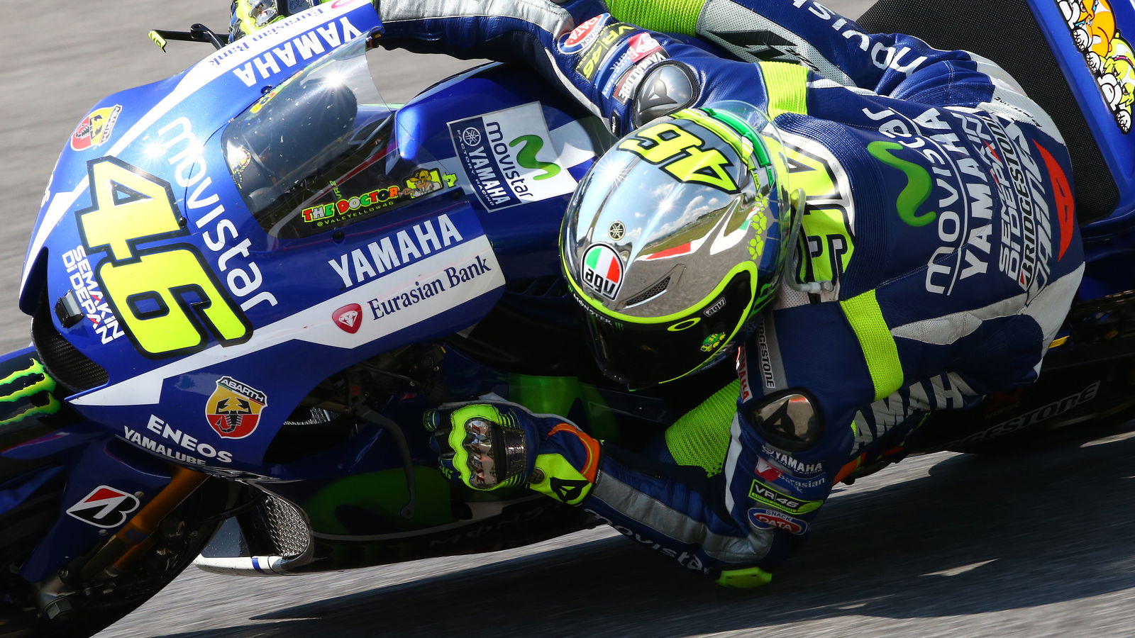Valentino Rossi unveils 2015 Mugello helmet