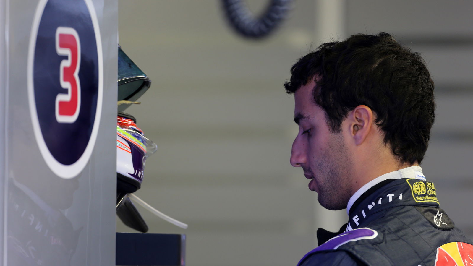 Exasperated Ricciardo 'banging head against the wall'
