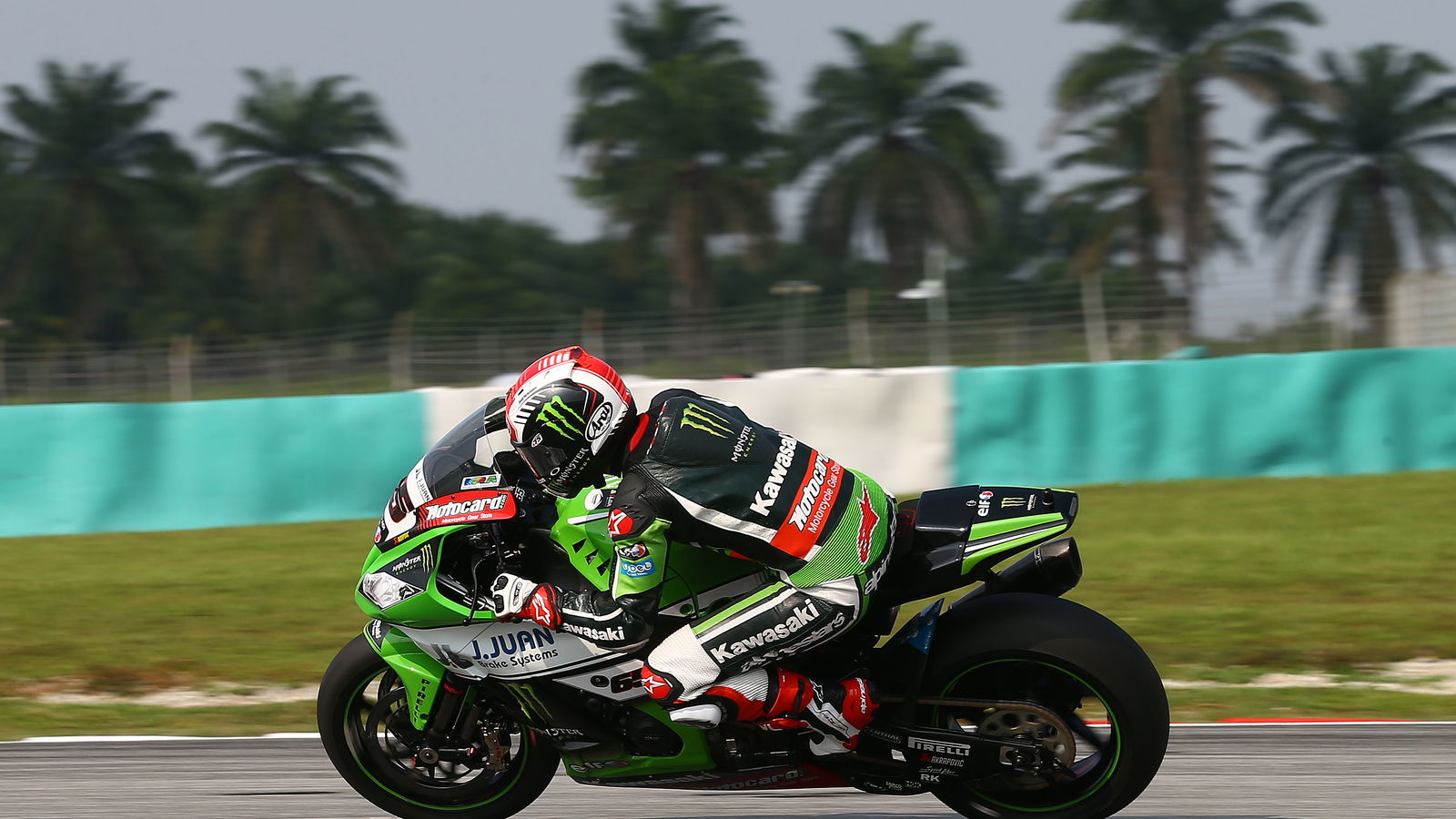 Rea clinches last lap win, Biaggi on podium