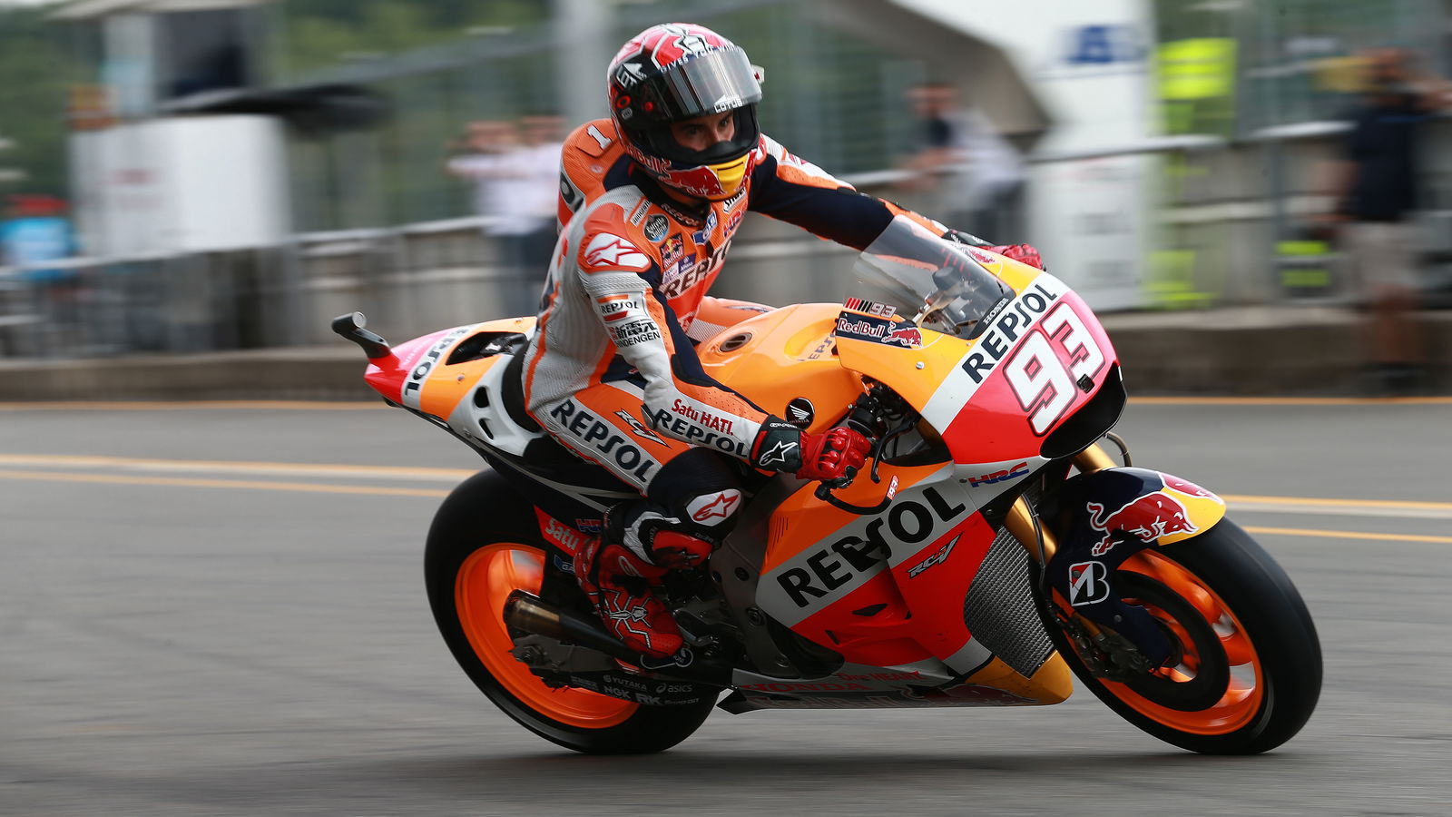 Marquez skates to first in cool FP1
