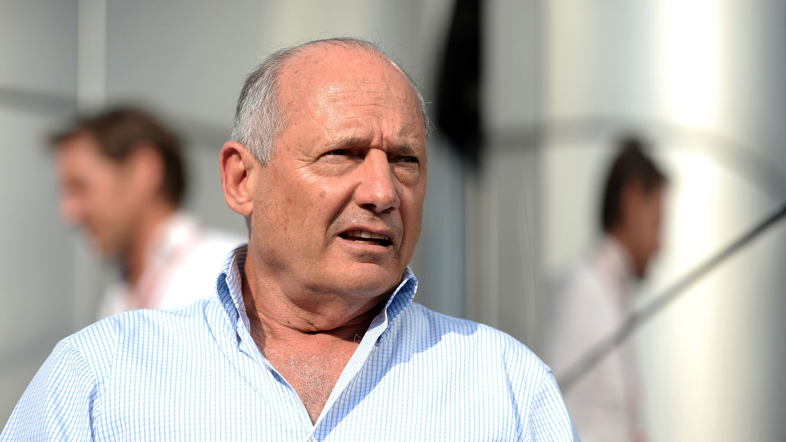 Ron Dennis sells McLaren shares, ending involvement with company