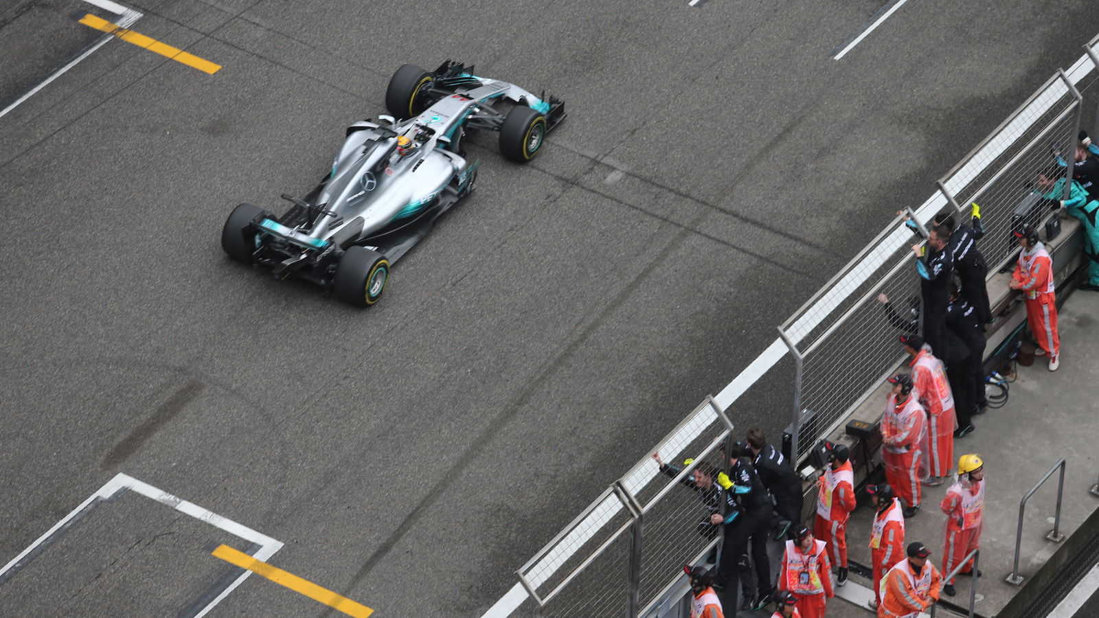Hamilton controls Chinese GP as Verstappen stars