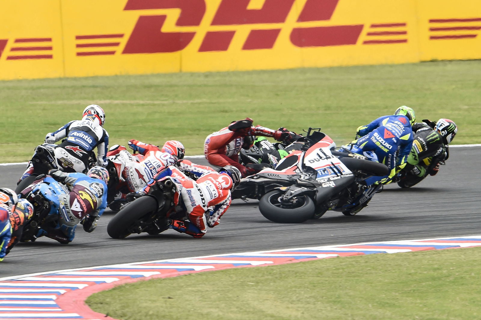 Dovi taken out again - bemused by grip, Petrucci