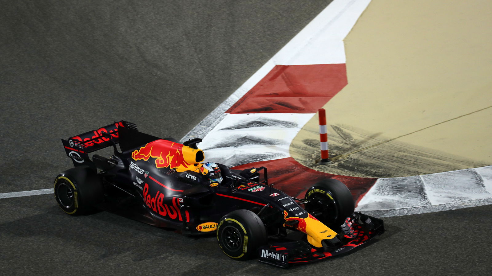 Ricciardo unimpressed by Hamilton pit lane delaying tactics