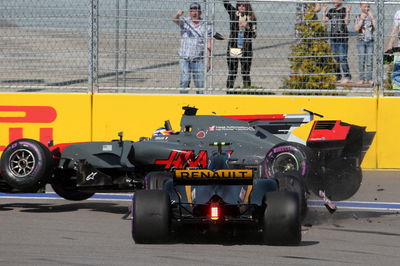 30.04.2017 - Race, Crash, Romain Grosjean (FRA) Haas F1 Team VF-17 and Jolyon Palmer (GBR) Renault S