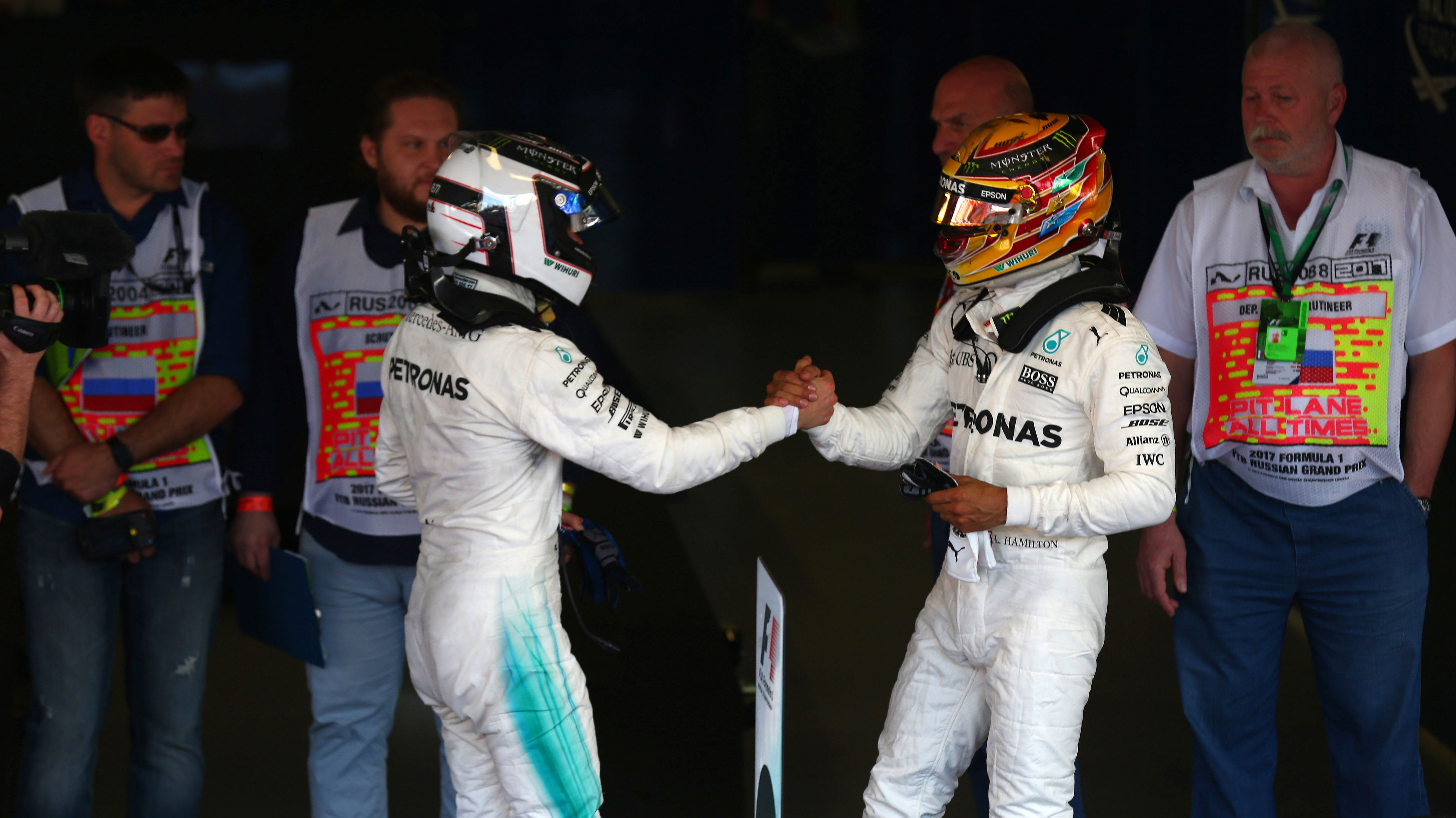 30.04.2017 - Race, Valtteri Bottas (FIN) Mercedes AMG F1 W08 race winner and Lewis Hamilton (GBR) Me