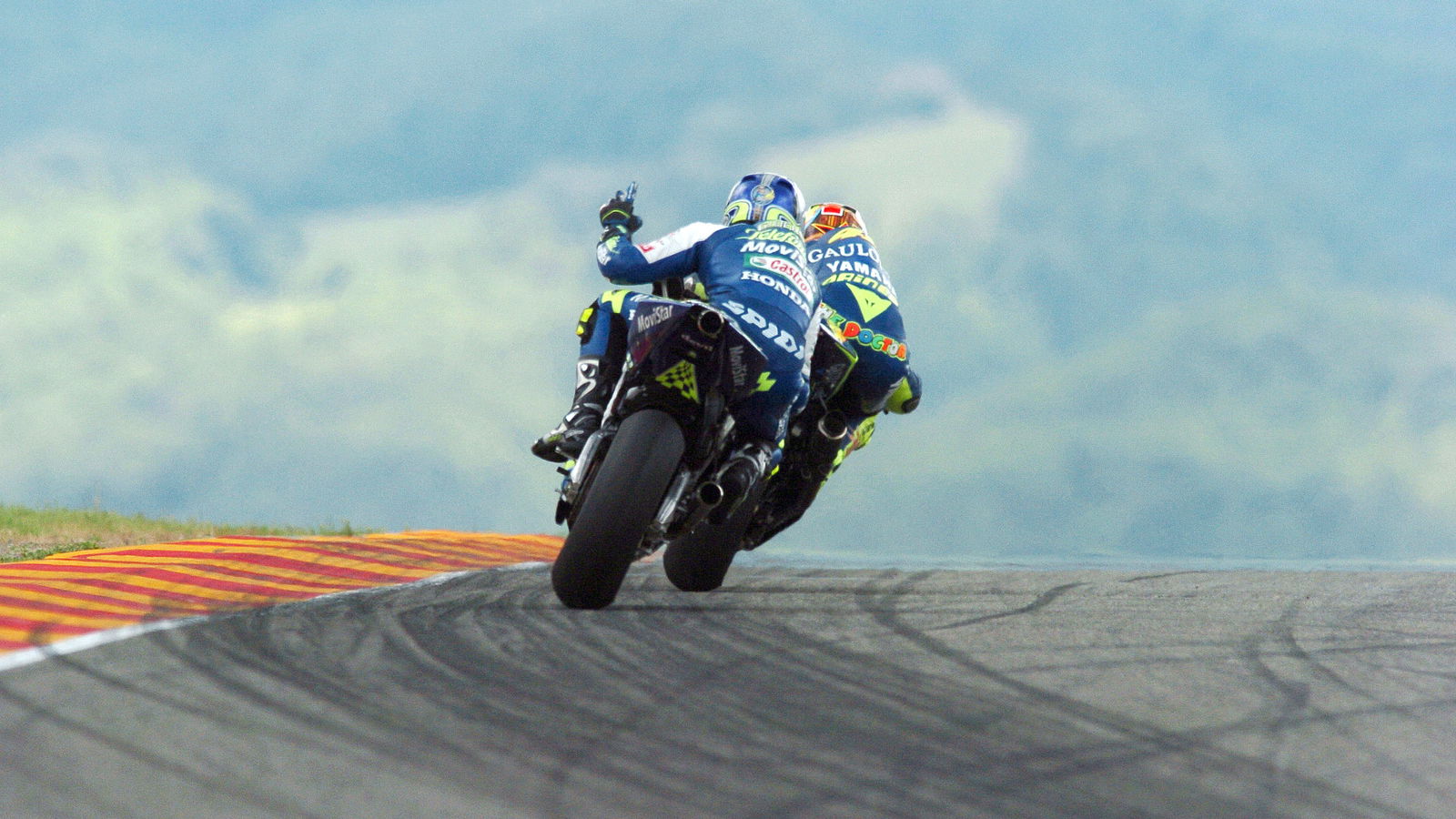 Gibernau raises his hand for the rain, Italian MotoGP, 2004