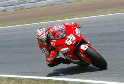 Capirossi slides, Catalunya MotoGP, 2004