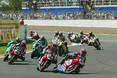 Toseland, Laconi At Start, WSBK Race 1 Silverstone, 2004