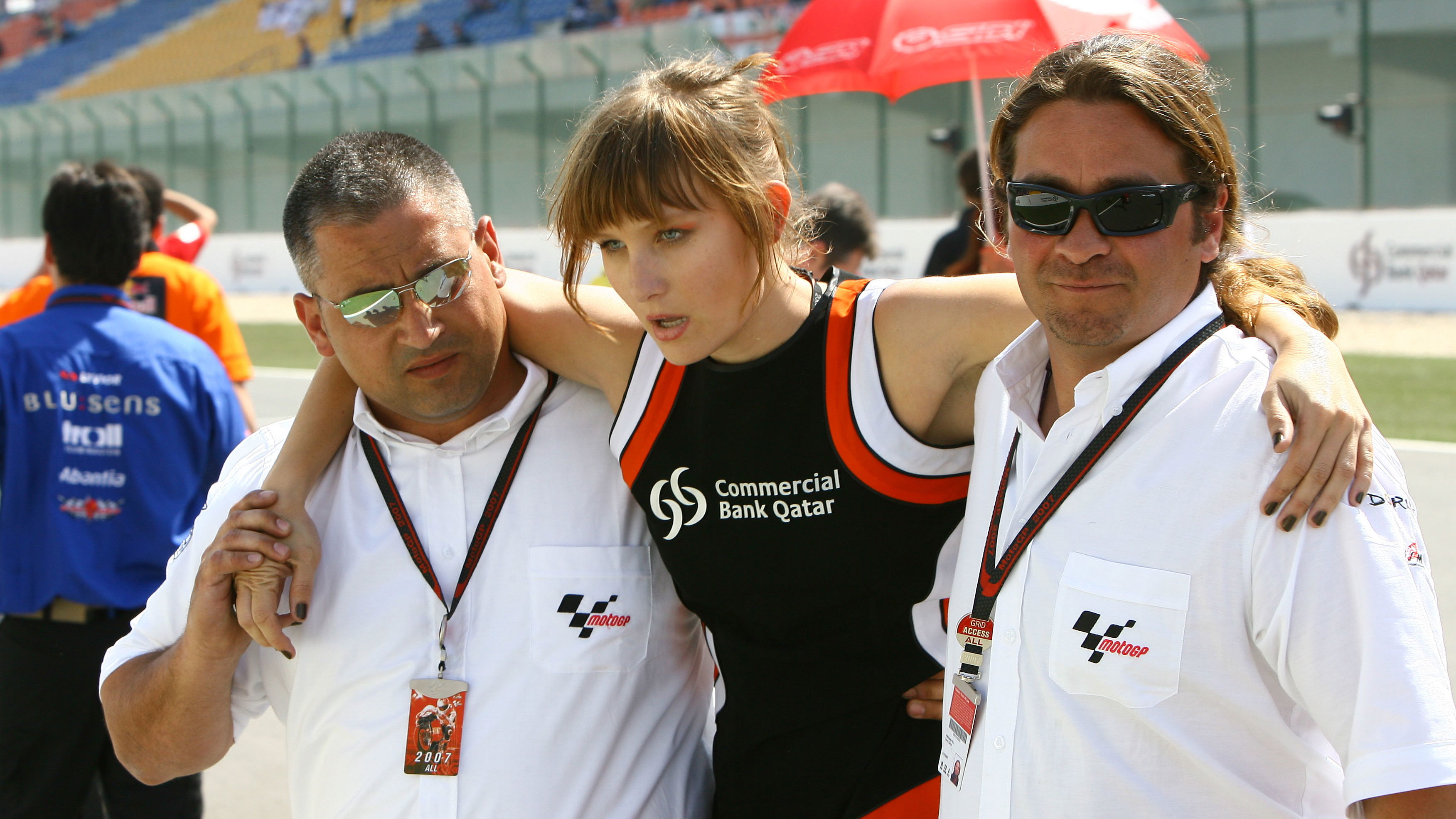 Grid girl carried off after fainting, Qatar 125GP Race 2007