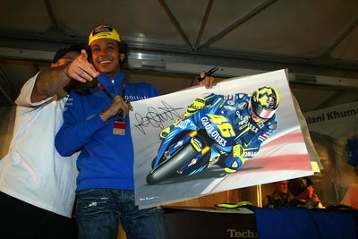 Rossi at Riders For Health auction, British MotoGP 2004