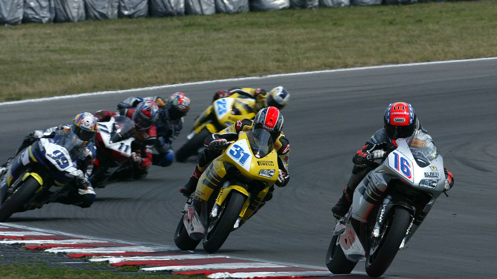 Charpentier leads, Foret about to fall, Brands Hatch WSS, 2004