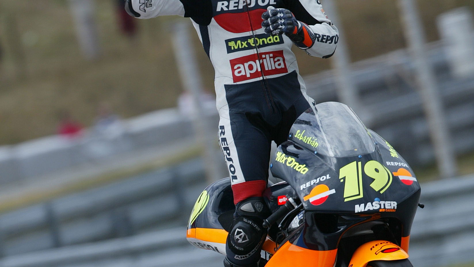 Porto celebrates win, Czech 250GP, 2004