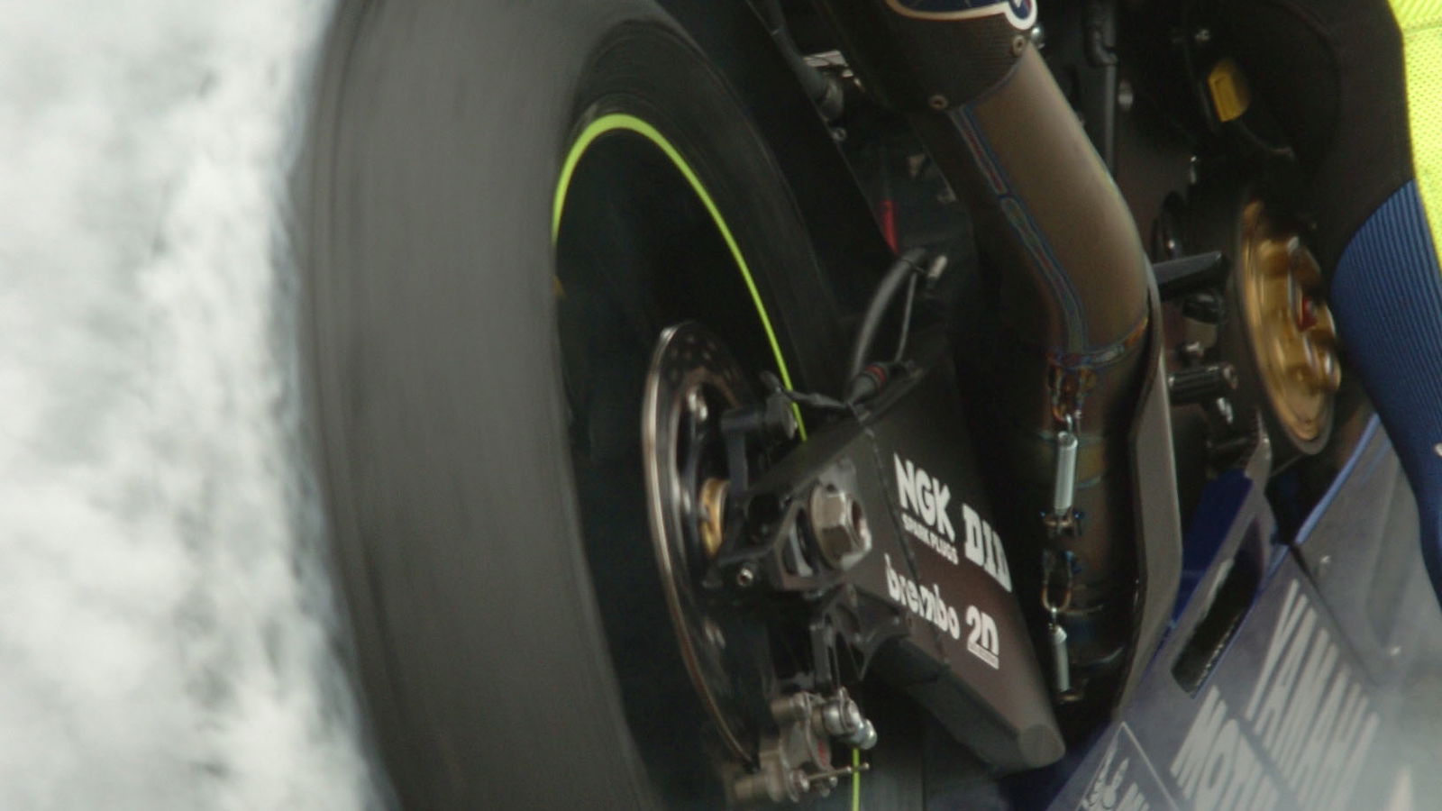 Rossi celebrates with a burn-out, Portuguese MotoGP Race 2004
