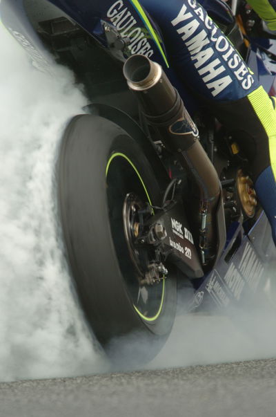 Rossi celebrates with a burn-out, Portuguese MotoGP Race 2004