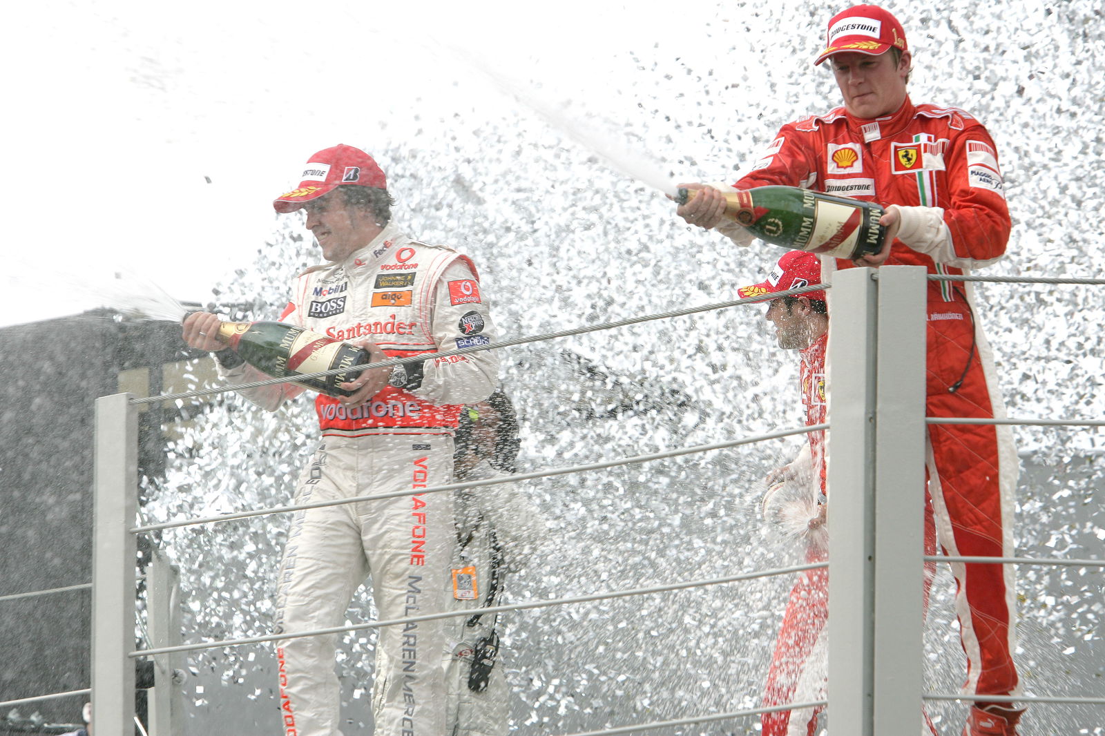 Fernando Alonso (ESP) McLaren MP4/22, Kimi Raikkonen (FIN) Ferrari F2007, Brazilian F1, Interlagos, 