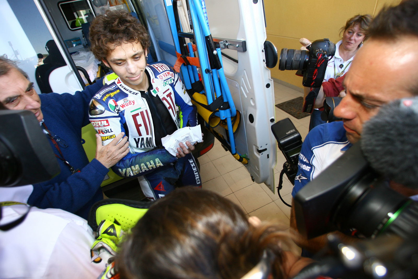 Rossi with injured hand, Valencia MotoGP 2007