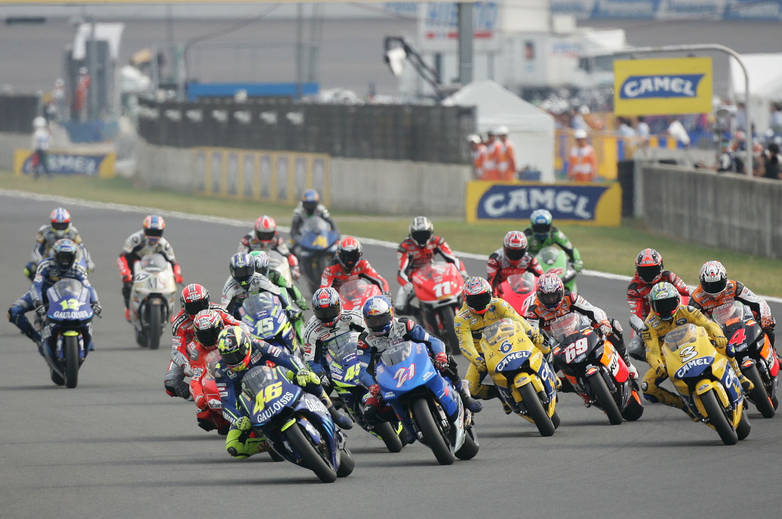 Rossi leads Hopkins at start, Japanese MotoGP Race, 2004