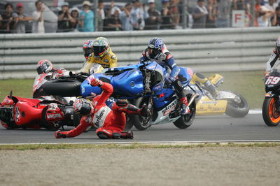 1st lap crash, Japanese MotoGP Race, 2004