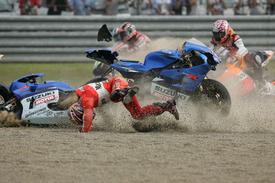 1st lap crash, Japanese MotoGP Race, 2004