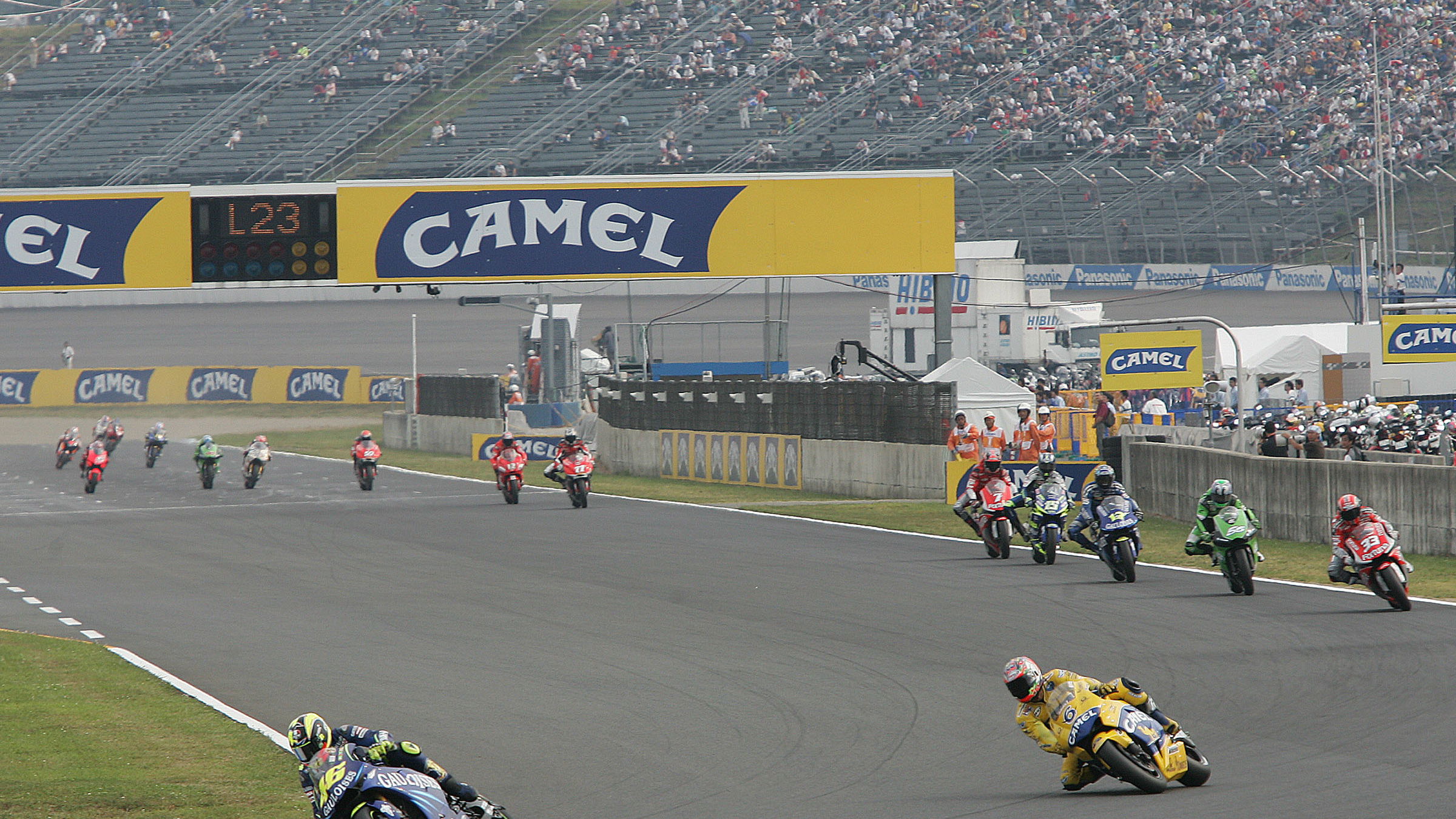Rossi leads 2nd lap, Japanese MotoGP Race, 2004