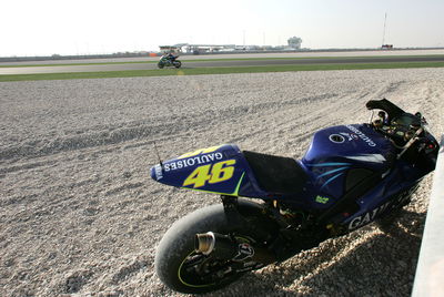 Gibernau rides past Rossi`s crashed Yamaha, Qatar MotoGP, 2004