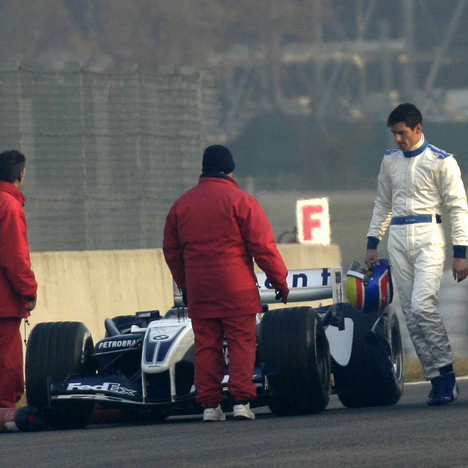 Mark Webber by his stranded Williams-BMW