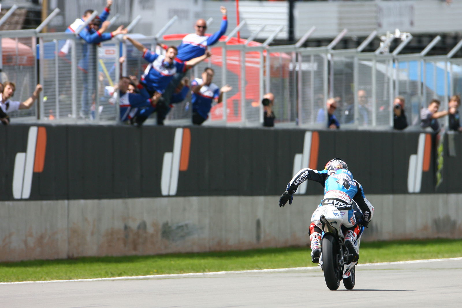 Redding wins, British 125GP Race 2008
